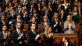 Pablo Casado recibe los aplausos de su bancada tras finalizar su intervención en el debate de investidura.