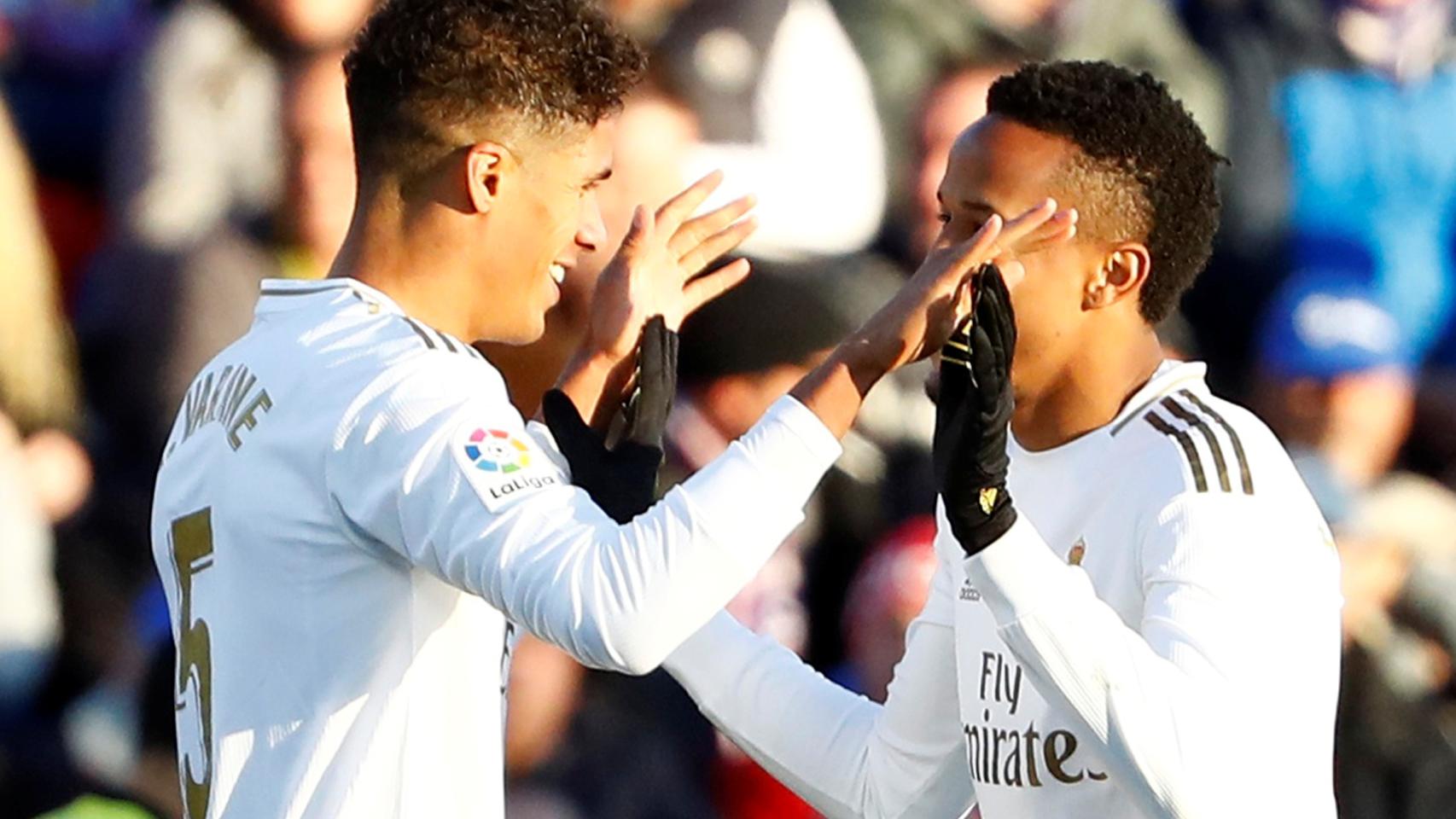 Raphael Varane celebra el segundo gol del Real Madrid al Getafe con Eder Militao