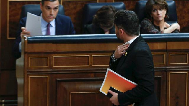 El portavoz de ERC, Gabriel Rufián, pasa por delante del banco azul del Congreso, con Sánchez.