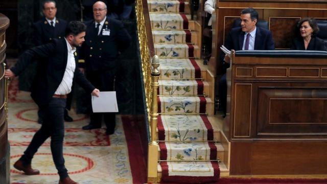 Gabriel Rufián, portavoz de ERC, junto a Pedro Sánchez, candidato socialista a la presidencia.