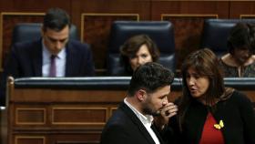 Pedro Sánchez, en su escaño frente a Gabriel Rufián y Laura Borràs.