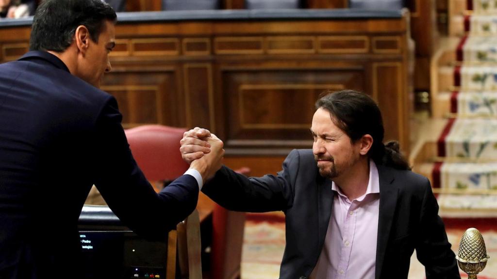 Pedro Sánchez, junto a su vicepresidente, Pablo Iglesias, en el Congreso.