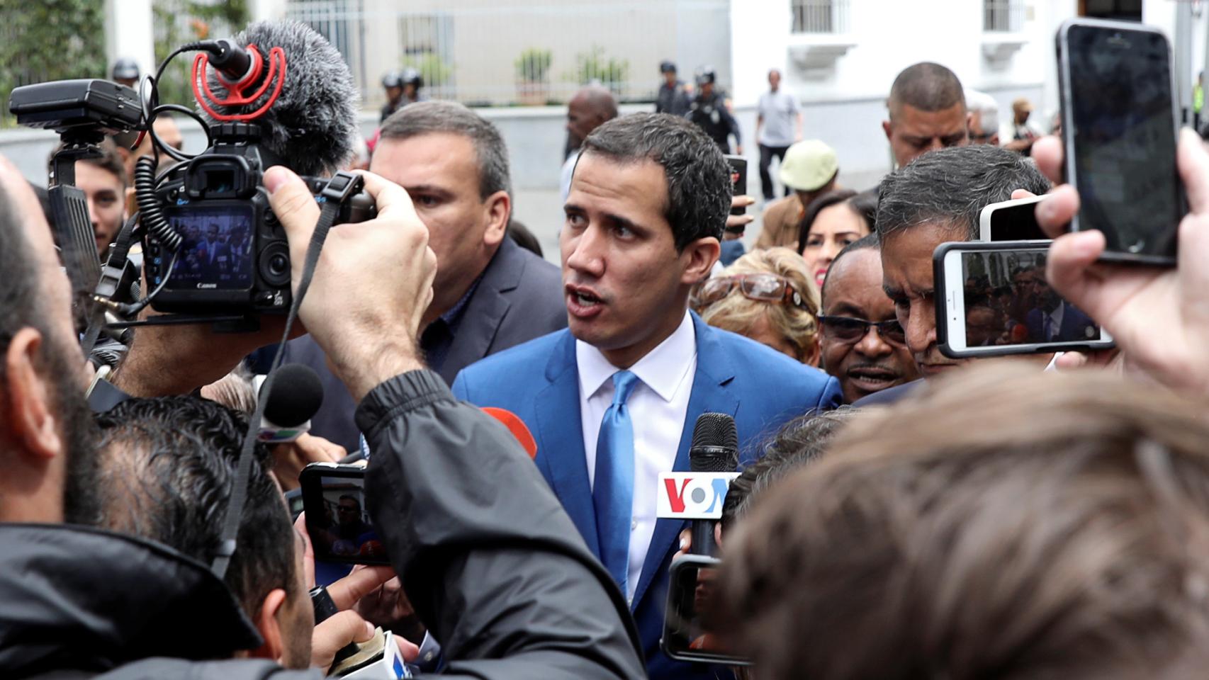 Juan Guaidó atiende a los medios tras intentar entrar a la sede de la cámara.