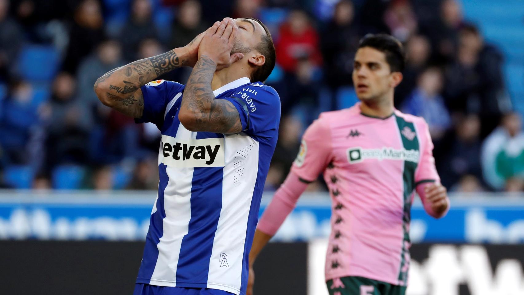 Joselu se lamenta de una ocasión durante el Alavés - Betis