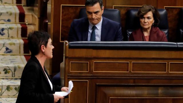 El candidato a la Presidencia del Gobierno, Pedro Sánchez, observa a la portavoz de EH Bildu, Mertxe Aizpurua.