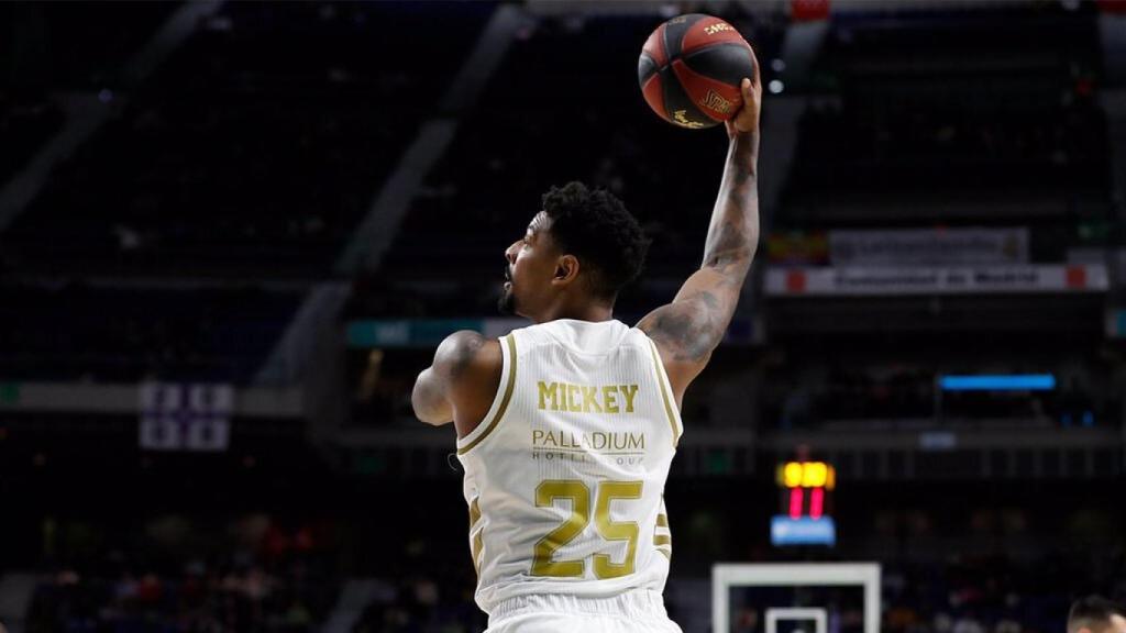 Jordan Mickey lanza a canasta durante el partido de Liga Endesa entre Real Madrid y Valencia Basket