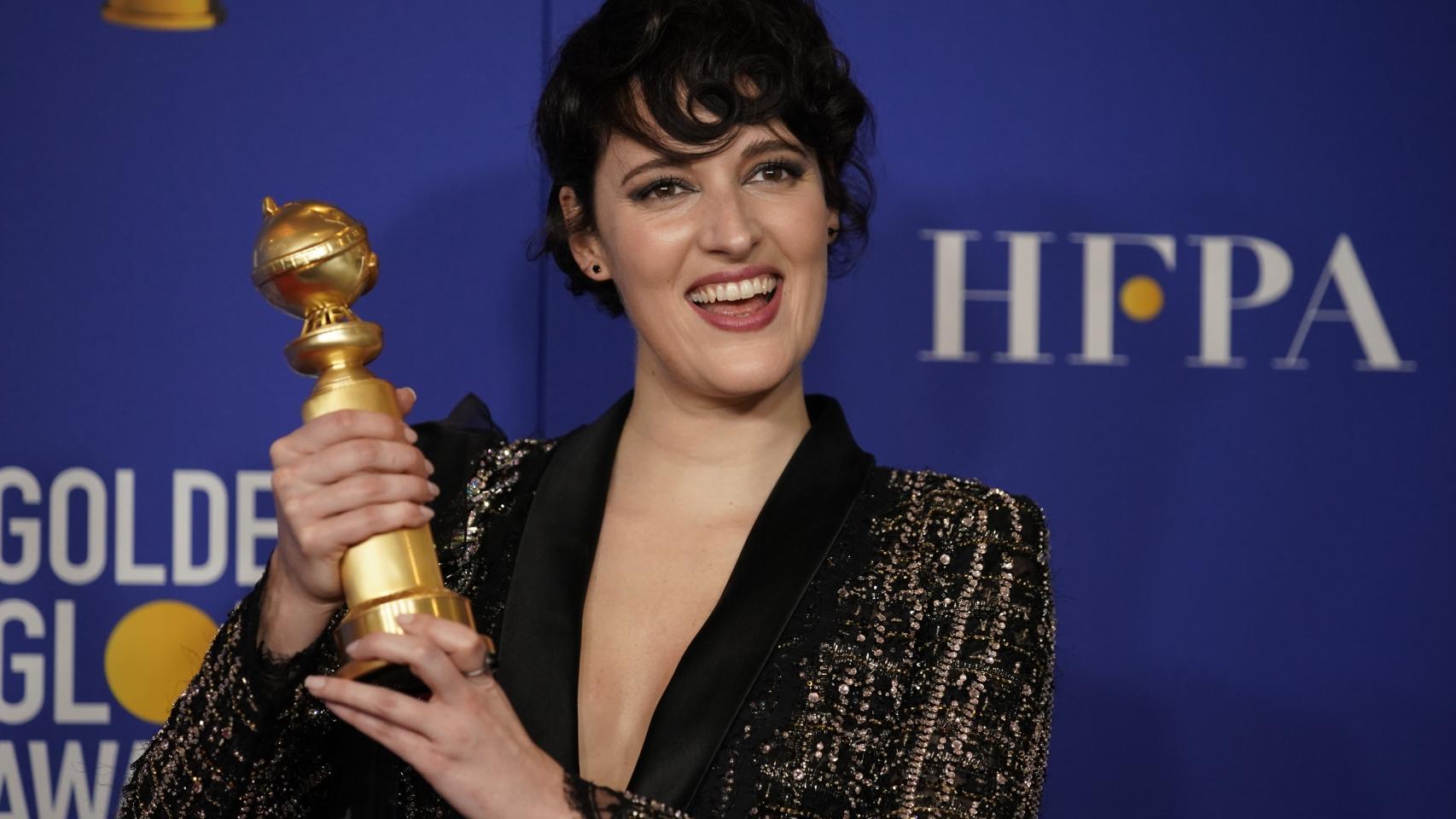 Phoebe Waller-Bridge con su Globo de Oro.