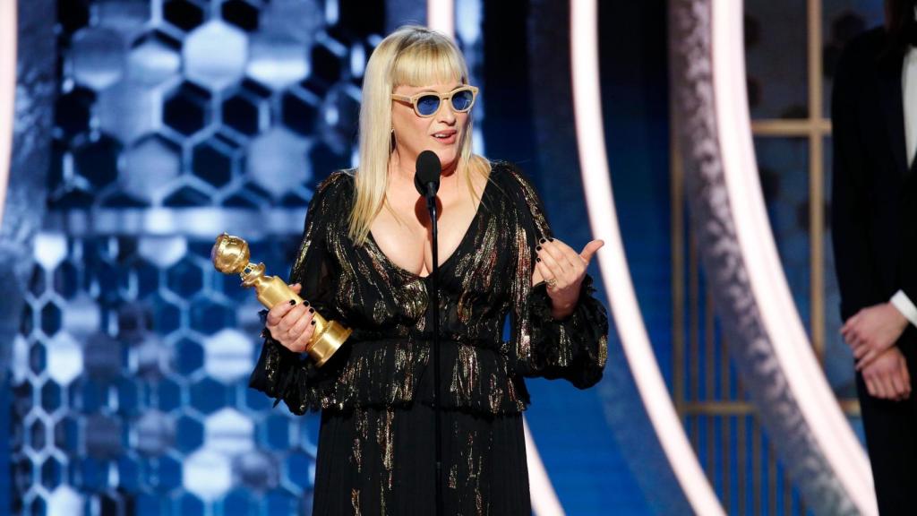 Patricia Arquette con su Globo de oro a Mejor actriz de reparto en una miniserie.