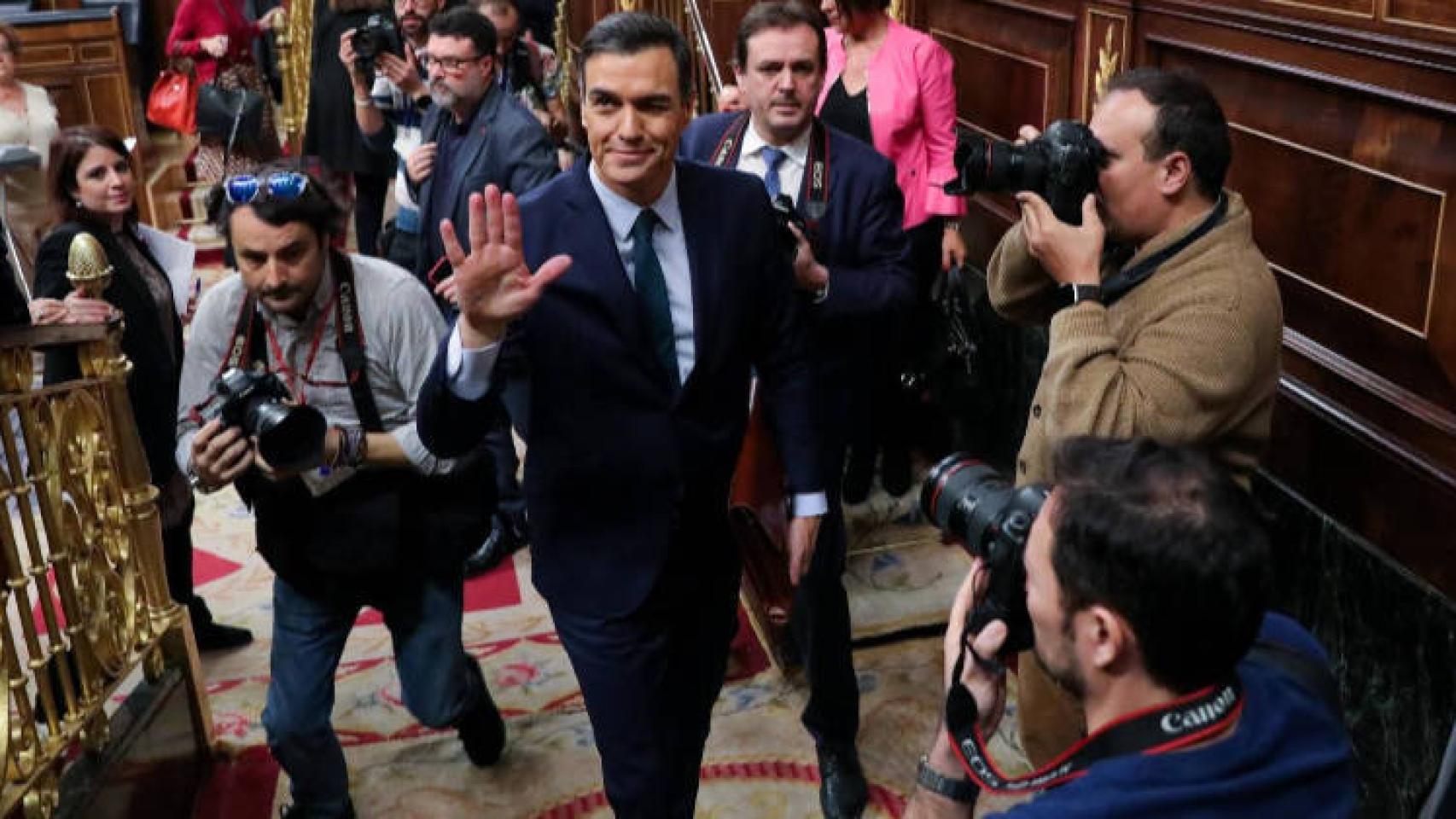 Pedro Sánchez abandonando el sábado el hemiciclo. Foto: Jesús Hellín (EP)