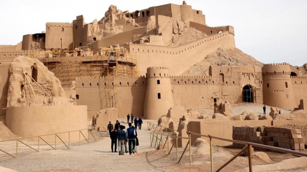 Turistas visitan la ciudadela Arg-e Bam, declarada Patrimonio de la Humanidad por la UNESCO, durante la conmemoración del 15 aniversario del terremoto en la ciudad de Bam, provincia de Kerman, sureste de Irán.