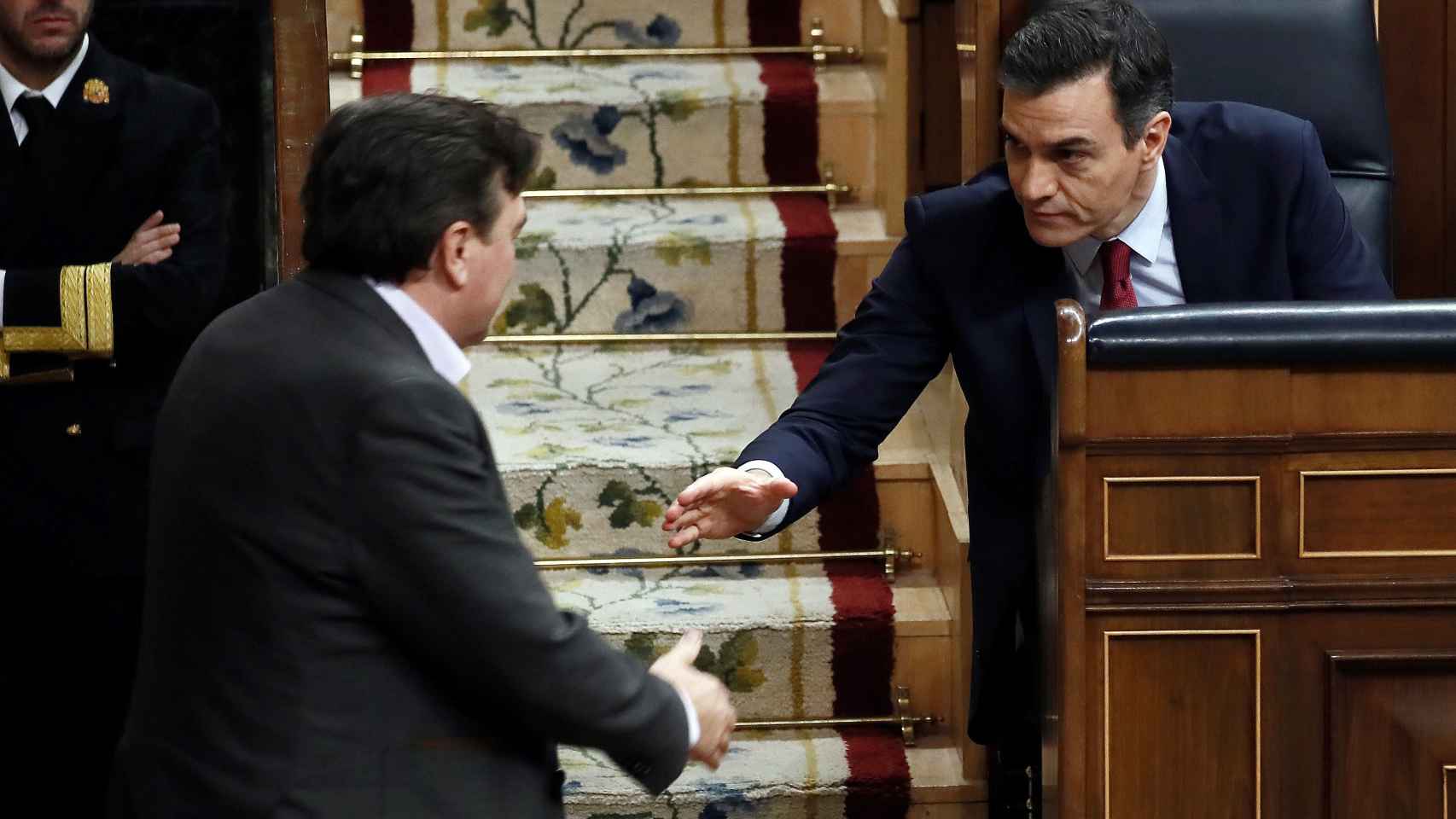 Tomás Guitarte, diputado de Teruel Existe, saludando al presidente Pedro Sánchez, en una imagen de archivo..