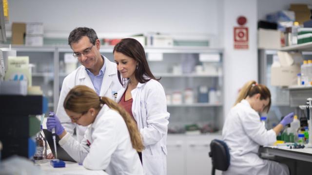 Los doctores Paloma Gómez Campelo y Juan Ignacio González, en el Hospital La Paz