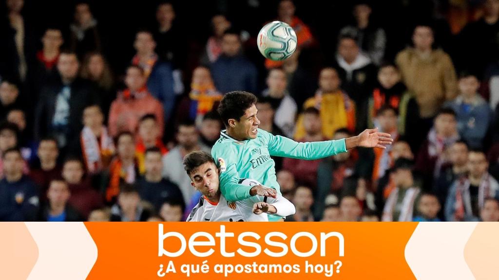 Ferrán Torres y Varane, en el Valencia - Real Madrid