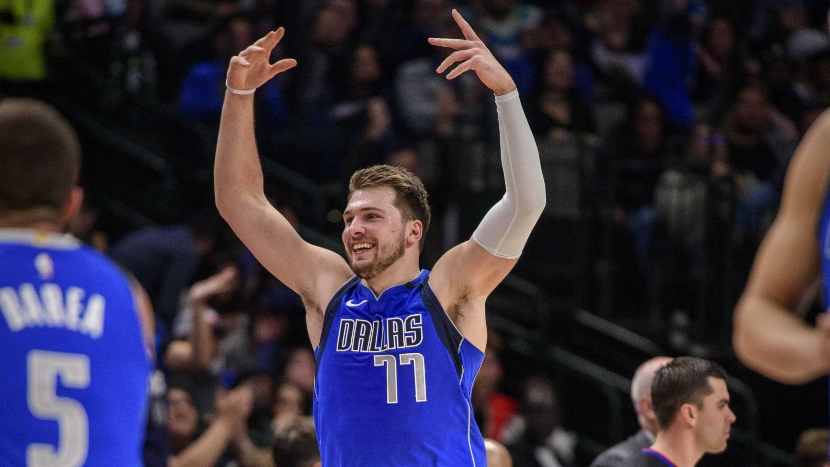 Luka Doncic celebra una canasta con los Mavs