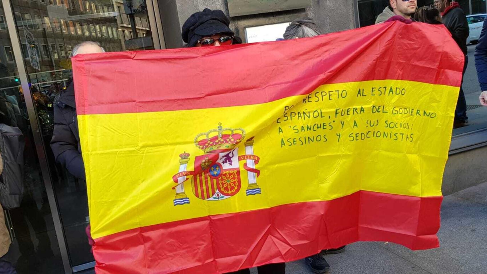 Manifestante a las puertas del Congreso.