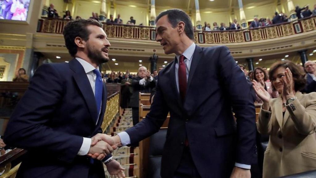 Pablo Casado felicita a Pedro Sánchez.