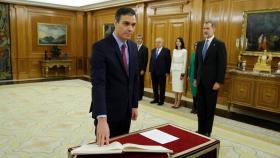 Pedro Sánchez promete ante el rey Felipe VI su cargo de presidente de Gobierno.