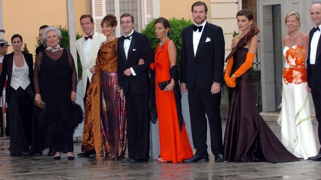 La infanta Pilar de Borbón y sus cinco hijos en la cena previa a la boda de los entonces príncipes Felipe y Letizia.