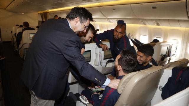 Josep María Bartomeu, junto a Messi, Suárez, Alba y Arturo Vidal