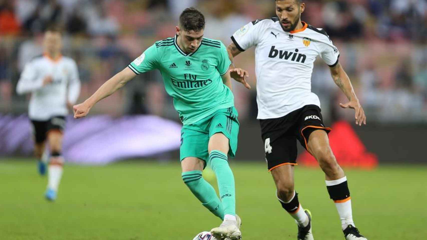 Fede Valverde y Garay, en el Valencia - Real Madrid de la Supercopa de España
