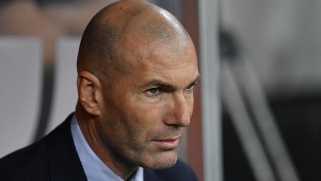 Zidane en el banquillo del estadio Rey Abdullah