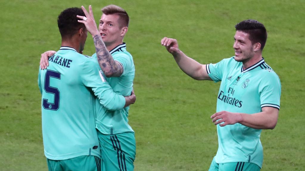 Los jugadores del Real Madrid felicitan a Kroos por su gol olímpico al Valencia