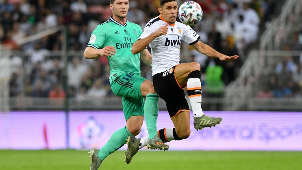 Gabriel Paulista intenta controlar un balón perseguido por Luka Jovic