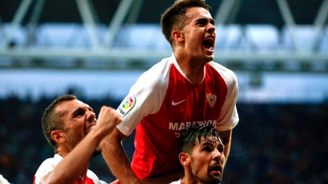 Reguilón celebra un gol del Sevilla