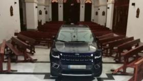 El coche en el interior del templo en el estado que ha sido hallado.