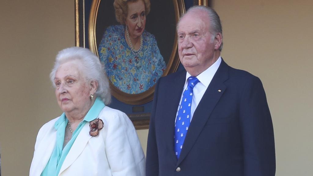 El Rey Emérito Juan Carlos I, junto a su hermana, la Infanta Pilar, en la feria taurina de San Fernando el pasado junio.