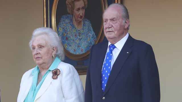 El Rey Emérito Juan Carlos I, junto a su hermana, la Infanta Pilar, en la feria taurina de San Fernando el pasado junio.