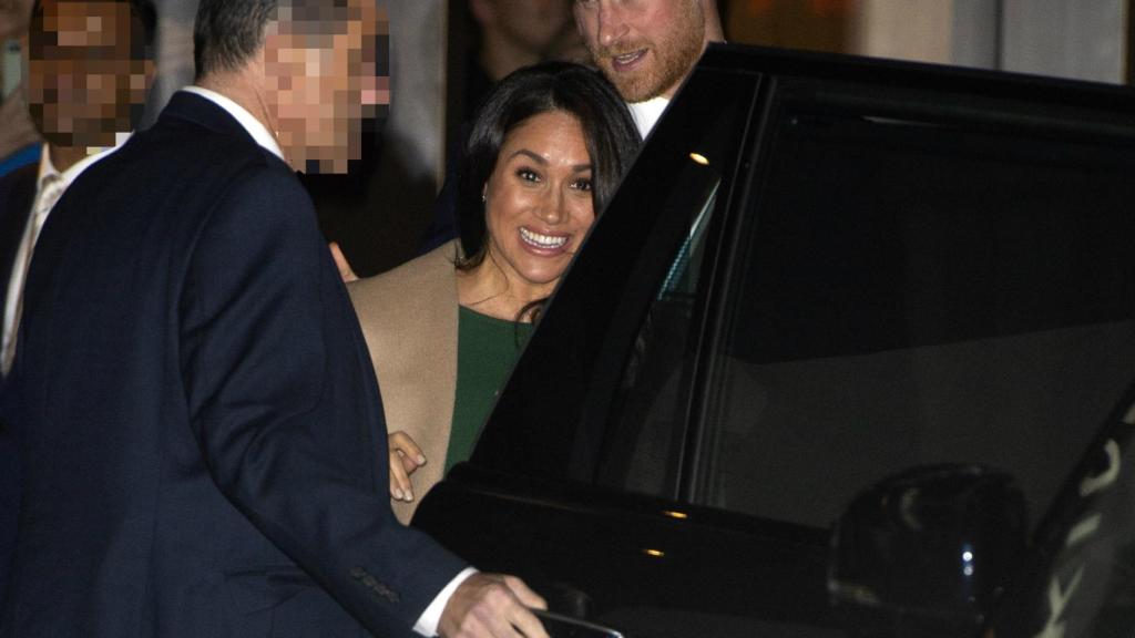 Meghan y Harry junto a un miembro de su equipo de seguridad.