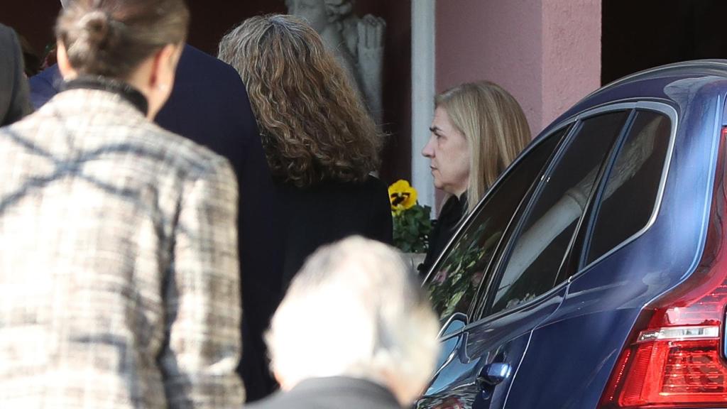 La infanta Cristina y la infanta Elena (de espaldas) a su llegada a la misa funeral por su tía Pilar.