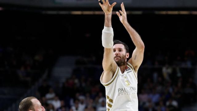 Rudy lanza a canasta durante el partido de Euroliga entre Real Madrid y Zalgiris