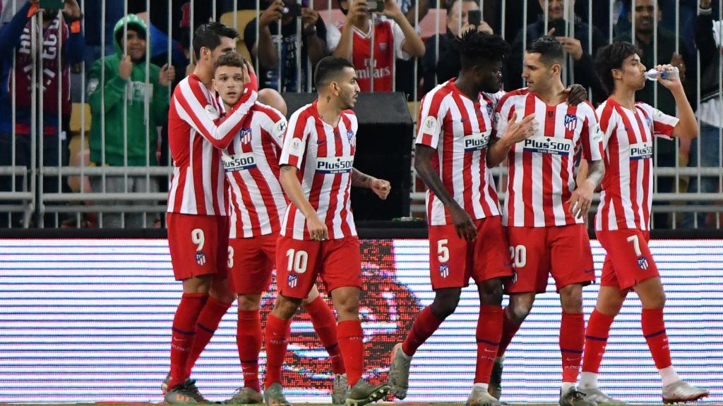 Los jugadores del Atlético celebran uno de los tantos del partido