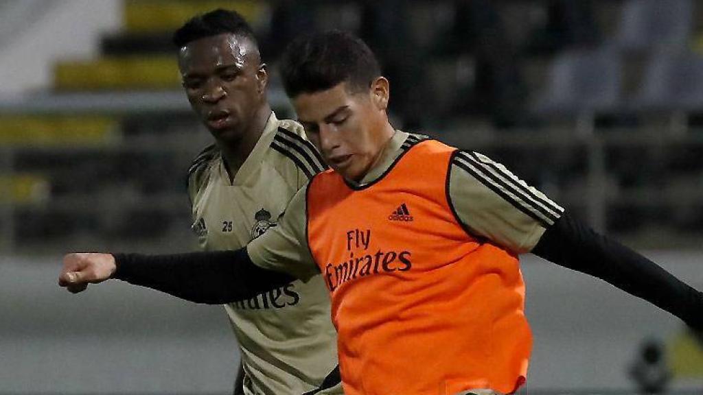 James Rodríguez y Vinicius Júnior, en un entrenamiento del Real Madrid