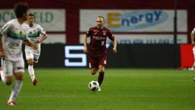 Iniesta en un partido con el Vissel Kobe