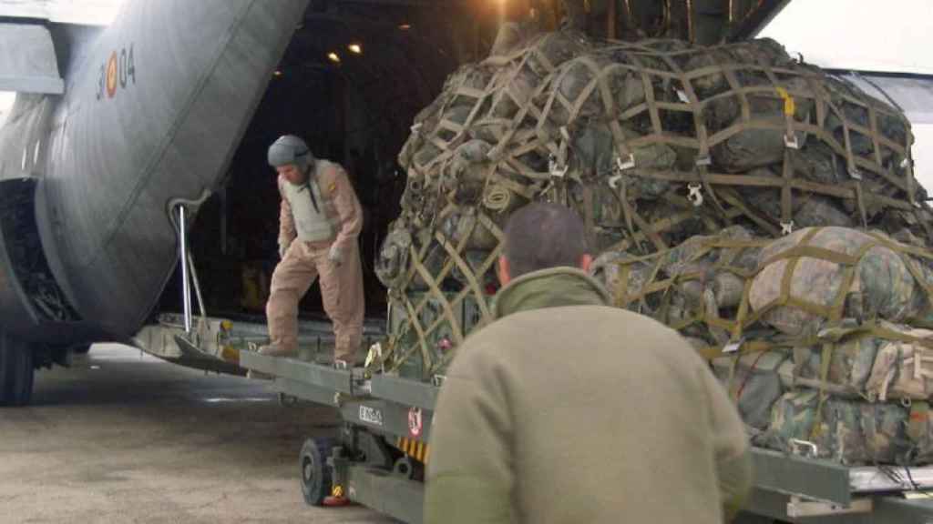 Militares españoles  cargan material en dos aviones en Afganistán.