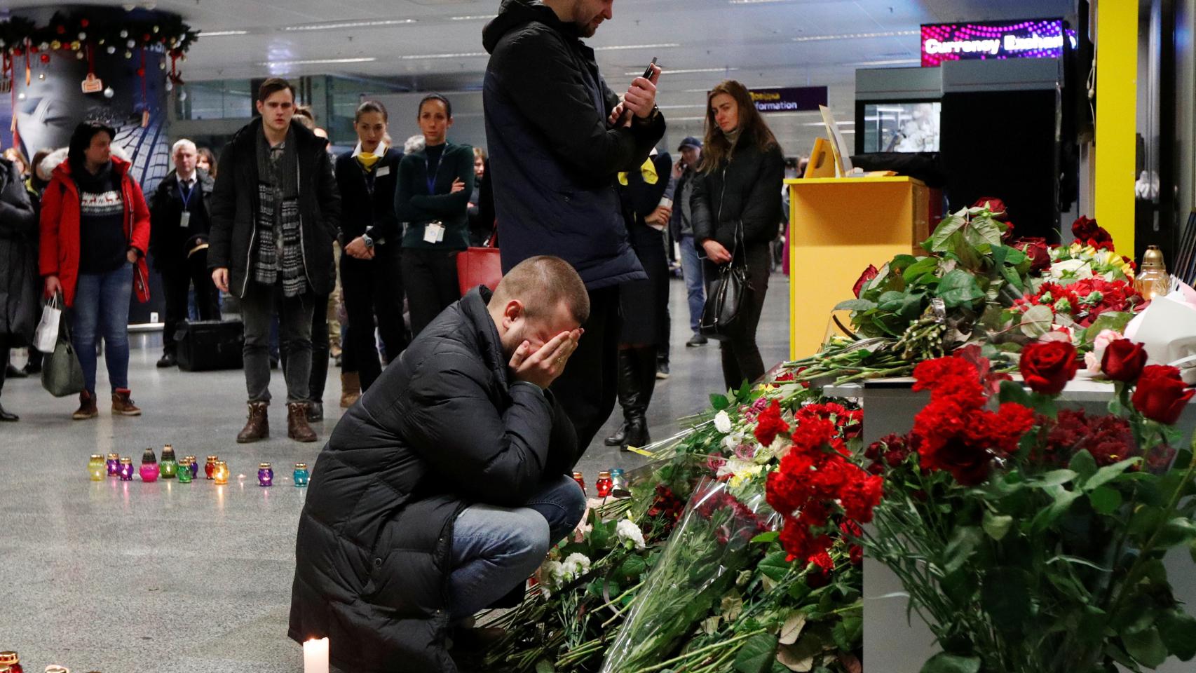 Familiares lloran la muerte de los pasajeros del Boeing 737-800 de Ucrania.