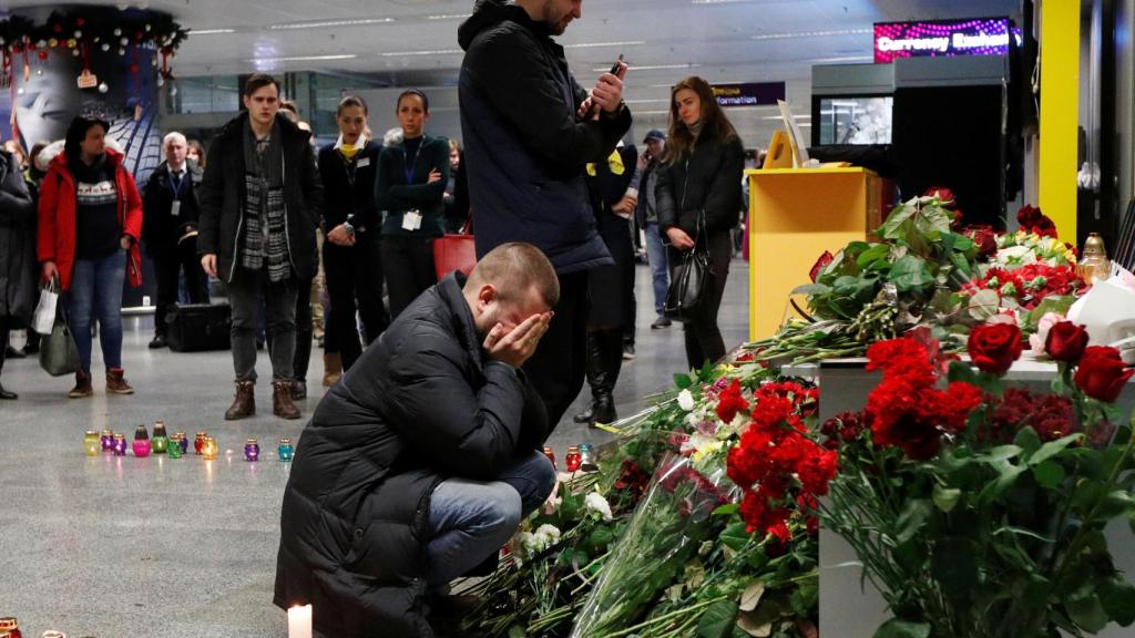 Familiares lloran la muerte de los pasajeros del Boeing 737-800 de Ucrania.