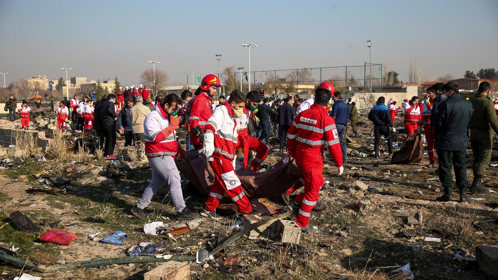 Miembros del equipo de rescate en la zona donde se estrelló el avión ucraniano.