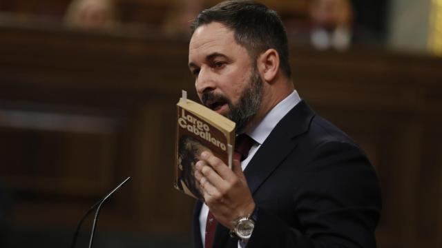 Santiago Abascal sostiene un libro de 'Largo Caballero' en la tribuna del Congreso.