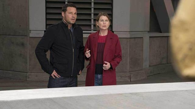 Justin Chambers y Ellen Pompeo, en una imagen promocional de la serie (ABC)