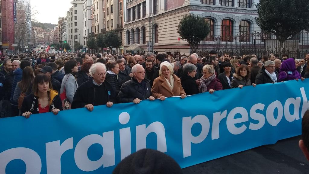 Pancarta de la manifestación a favor de los presos de ETA en Bilbao.