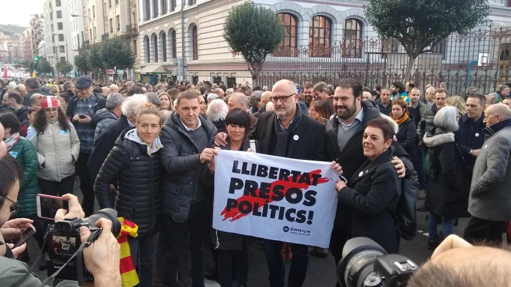 El independentista catalán Eduard Pujol, junto a Arnaldo Otegi en la marcha de Bilbao a favor de los presos de ETA.