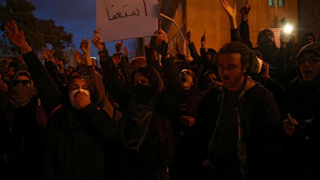 Manifestantes protestas contra el gobierno iraní en Teherán.