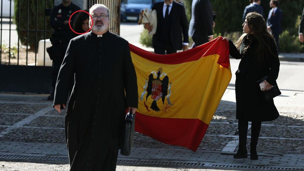 El momento en que Marta portó la bandera franquista el día de la exhumación.