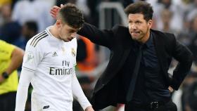 Fede Valverde es consolado por Simeone, entrenador del Atlético, tras ser expulsado en la final de la Supercopa