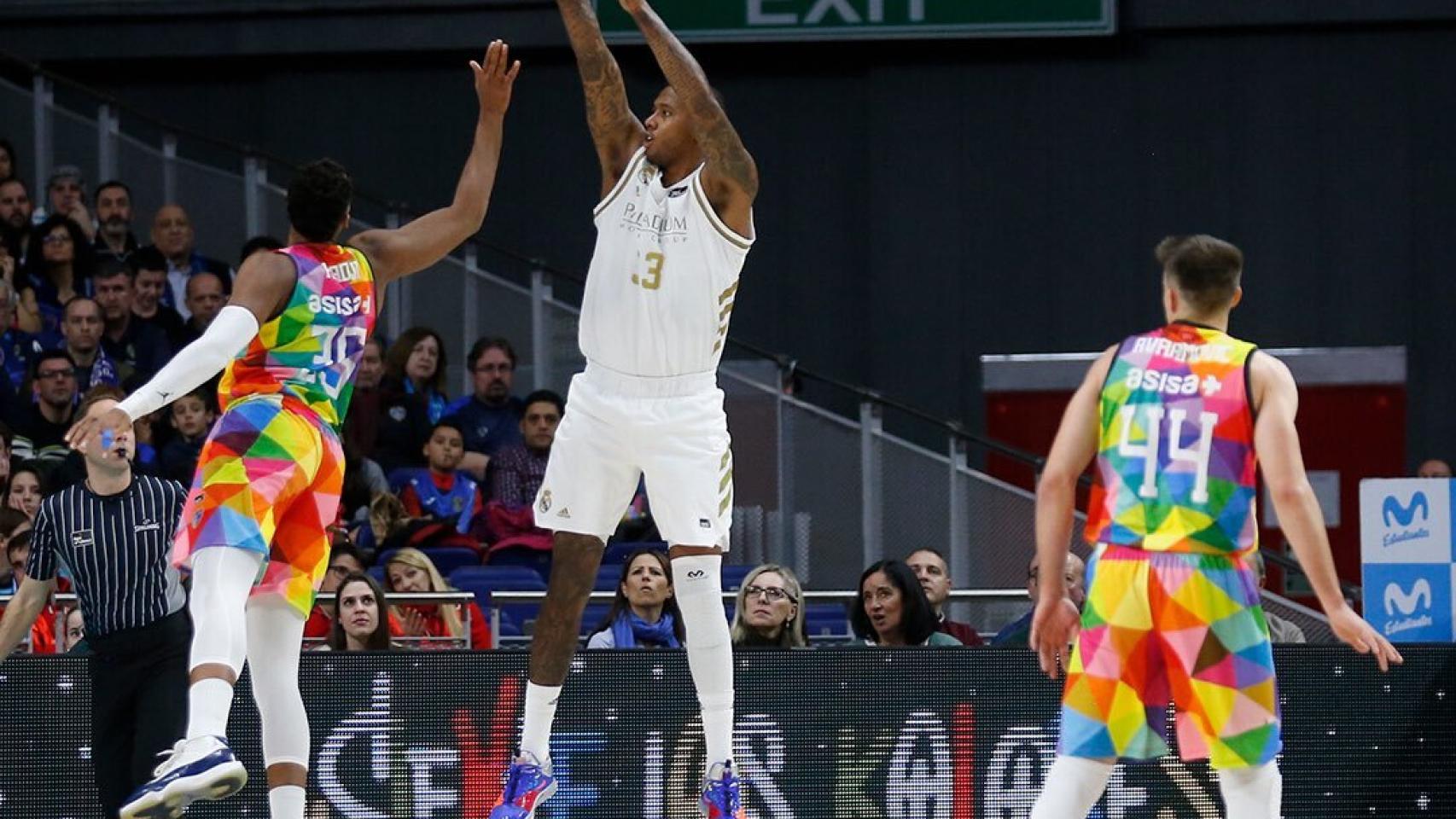 Thompkins lanza a canasta durante el partido de Liga Endesa entre Estudiantes y Real Madrid