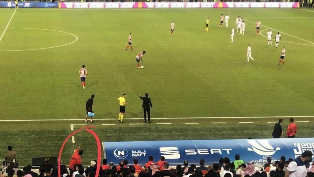 Koke dando órdenes a sus compañeros desde la grada